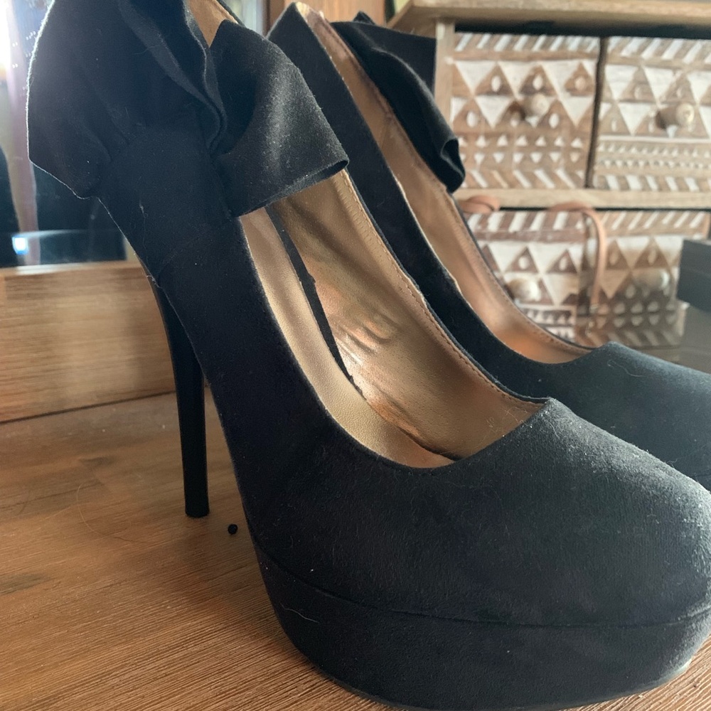Black bow heels